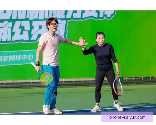 新赛季网球巡回赛激战正酣新星崛起引关注高手争锋总决赛席位悬念升级