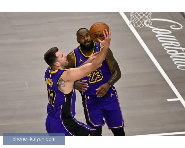 詹姆斯复出砍三双湖人重回西部前八季后赛形势骤变引热议全联盟关注