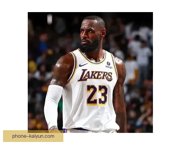 NBA最新动态：湖人勇士激战再起 詹姆斯复出助力季后赛争夺