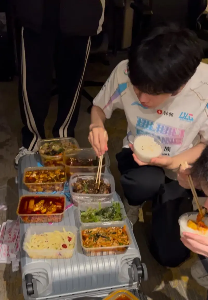 流言板]BLG分享选手日常：wei对上夏安就忍不住狂笑疑似想掏手机