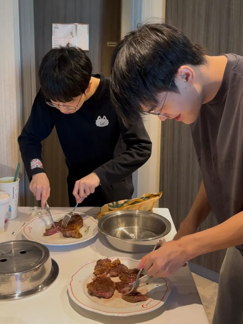流言板]BLG分享选手日常：wei对上夏安就忍不住狂笑疑似想掏手机(图2)