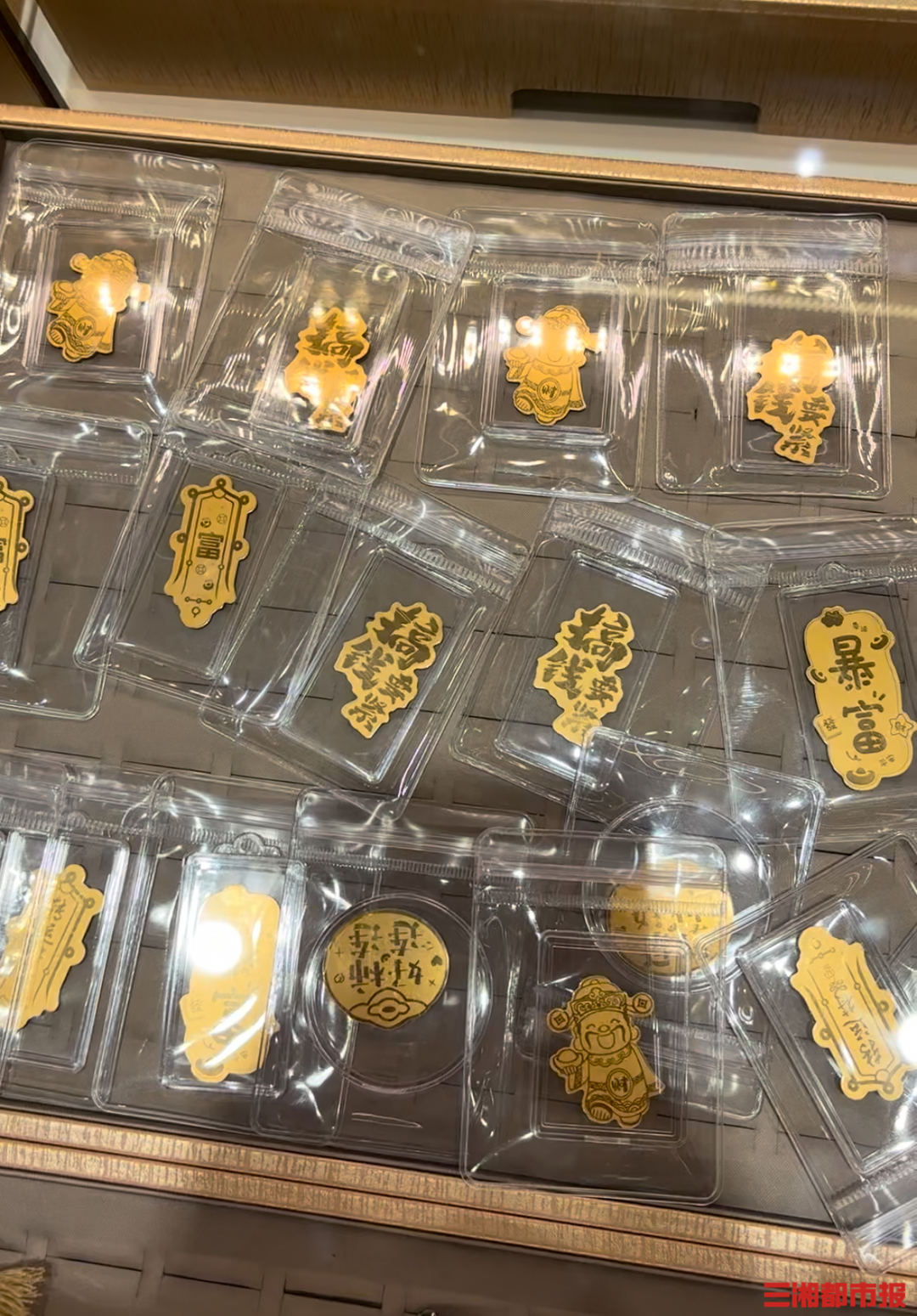 给手机贴个金!年轻人带火“黄金手机贴” 提醒:注意辨别真伪